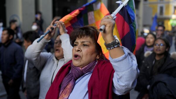 أحد مؤيدي الرئيس البوليفي لويس آرسي يدخل ساحة موريلو بعد انقلاب فاشل، في لاباز، بوليفيا، 26 يونيو 2024. - سبوتنيك عربي