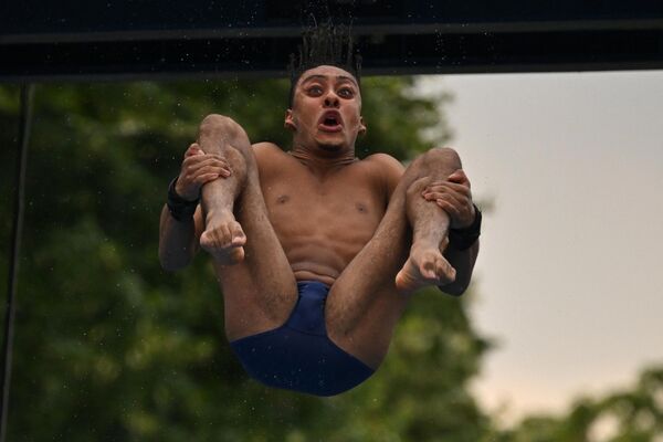 البريطاني روبي لي يتنافس في نهائيات مسابقة الغوص في بلغراد في صربيا، في 23 يونيو 2024. - سبوتنيك عربي