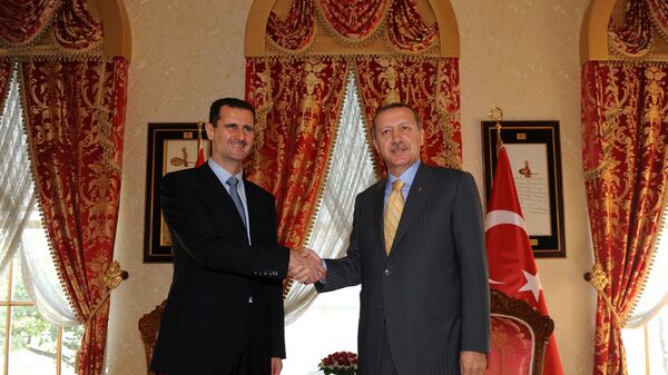 الرئيس السوري بشار الأسد يصافح الرئيس التركي رجب طيب أردوغان - سبوتنيك عربي