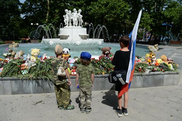 أطفال بالقرب من نصب تذكاري في حديقة كومسومولسكي، الذي يحمل اسم ماريا بايدا، في سيفاستوبول، في يوم الحداد على القتلى في هجوم صاروخي للقوات المسلحة الأوكرانية. - سبوتنيك عربي