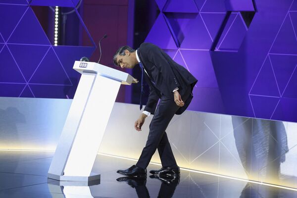 رئيس الوزراء البريطاني، ريشي سوناك، يبحث عن كوب من الماء قبل المناظرة في إنجلترا. - سبوتنيك عربي
