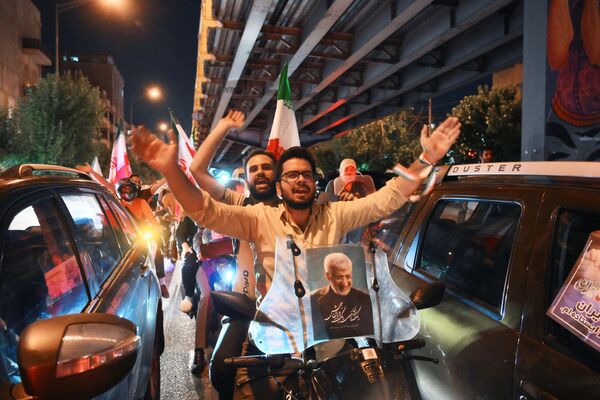 أنصار المرشح الرئاسي الإيراني، سعيد جليلي، في أحد شوارع المدينة في إيران. - سبوتنيك عربي