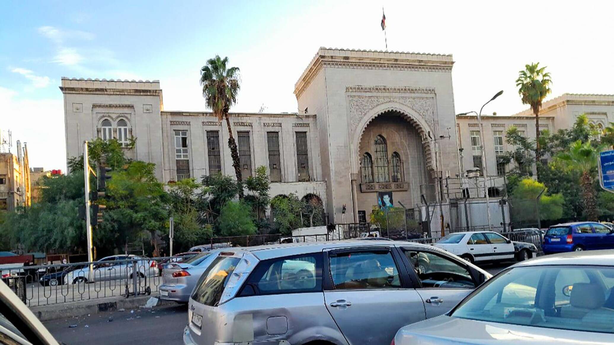 لحظة خروج رئيس الوزراء السوري من منزله لتسليم السلطة... فيديو