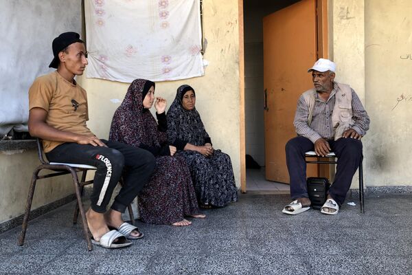 نازحون فلسطينيون على خلفية استمرار اجتياح الجيش الإسرائيلي حي الشجاعية لليوم السادس - سبوتنيك عربي