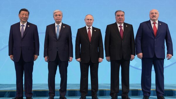 الرئيس الروسي فلاديمير بوتين في صورة مشتركة لرؤساء وفود الدول الأعضاء في منظمة شنغهاي للتعاون. من اليسار إلى اليمين - الرئيس الصيني شي جين بينغ ورئيس جمهورية كازاخستان قاسم جومارت توكاييف، من اليمين إلى اليسار - رئيس بيلاروسيا ألكسندر لوكاشينكو ورئيس طاجيكستان إيمومالي رحمون. - سبوتنيك عربي