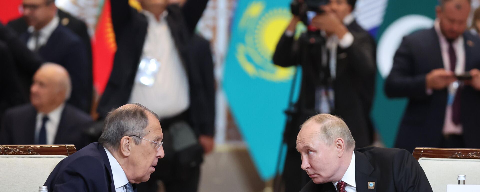الرئيس الروسي فلاديمير بوتين ووزير الخارجية الروسي سيرغي لافروف في اجتماع مجلس رؤساء دول منظمة شنغهاي للتعاون. - سبوتنيك عربي, 1920, 22.02.2025