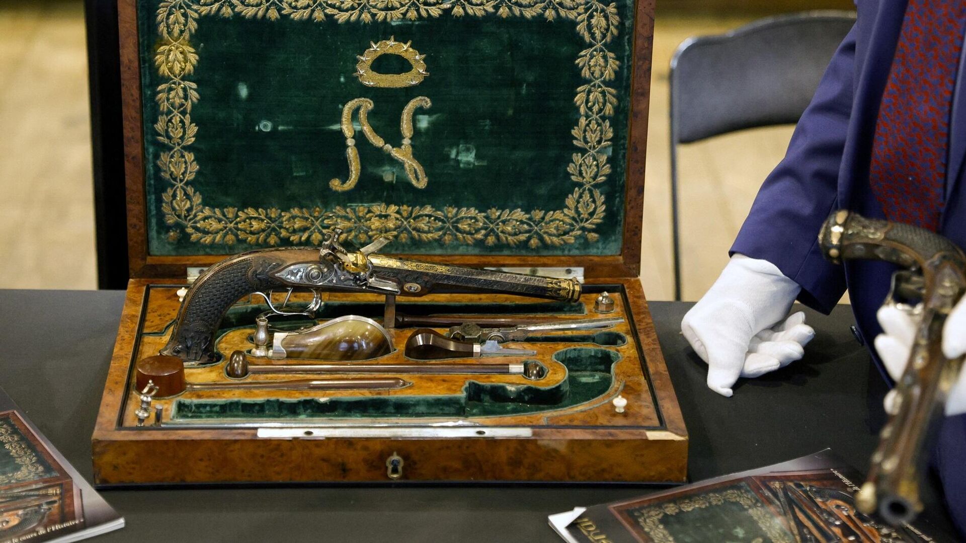 مسدسان ضمن ملكية امبراطور فرنسا الراحل، نابليون بونابرت، طرحهما للبيع في مزاد، 18 يونيو/ حزيران 2024 - سبوتنيك عربي, 1920, 07.07.2024