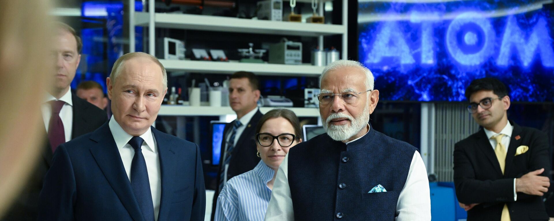 الرئيس فلاديمير بوتين ورئيس الوزراء الهندي ناريندرا مودي خلال زيارة إلى معرض روسيا في حديقة الفدينخا  - سبوتنيك عربي, 1920, 18.08.2025