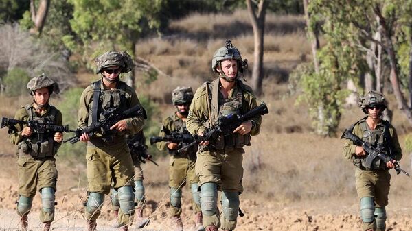جنود من الجيش الإسرائيلي، يقومون بدورية حول موقع على طول الحدود الجنوبية لإسرائيل مع قطاع غزة، 13 يونيو/ حزيران 2024 - سبوتنيك عربي