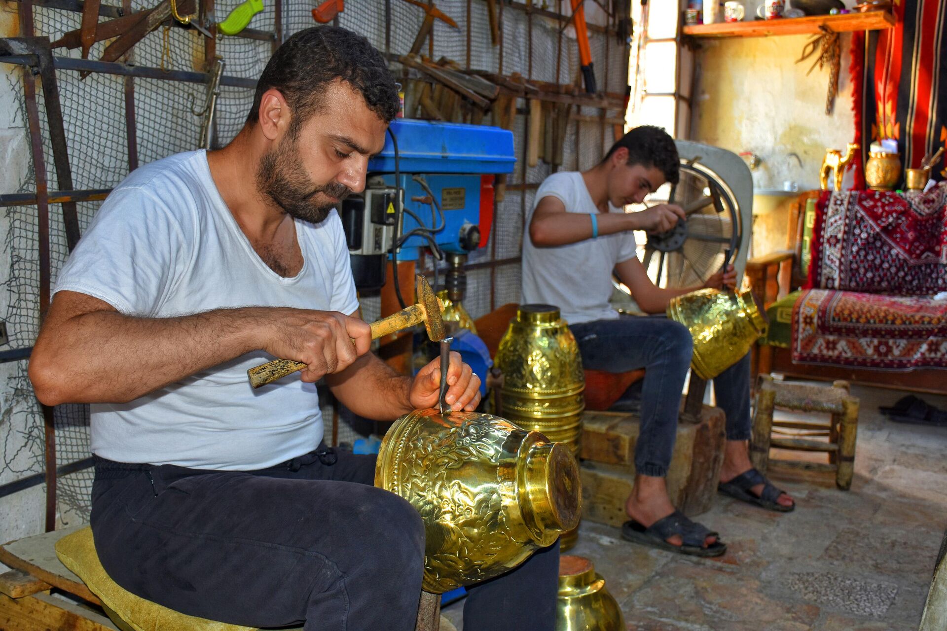 أيادي النحاسين الحلبيين لا تصدأ.. ومشغولاتهم التراثية تجوهر كالذهب - سبوتنيك عربي, 1920, 11.07.2024