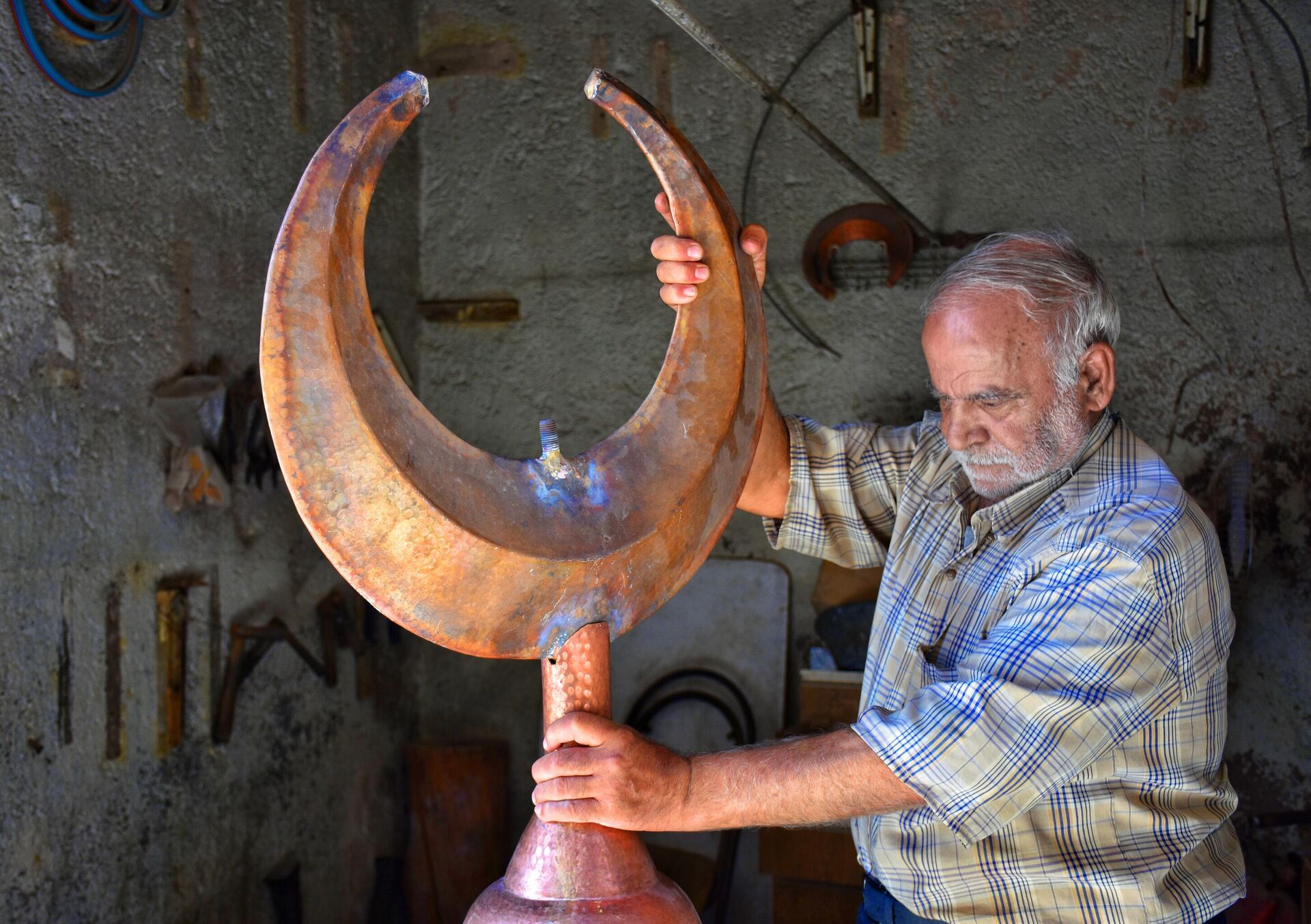 أيادي النحاسين الحلبيين لا تصدأ.. ومشغولاتهم التراثية تجوهر كالذهب - سبوتنيك عربي, 1920, 11.07.2024