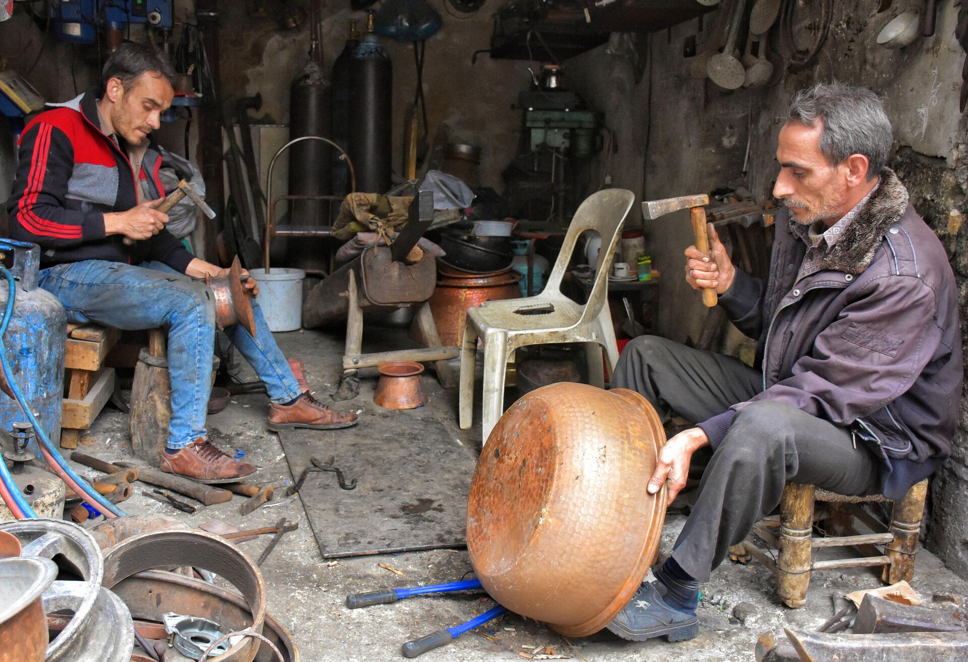 أيادي النحاسين الحلبيين لا تصدأ.. ومشغولاتهم التراثية تجوهر كالذهب - سبوتنيك عربي, 1920, 11.07.2024