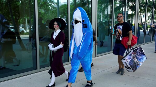 Люди приезжают на Florida Supercon в конгресс-центр Майами-Бич, США - سبوتنيك عربي