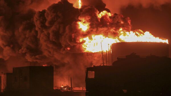تداعيات قصف الطيران الحربي الإسرائيلي لميناء الحديدة في اليمن - سبوتنيك عربي