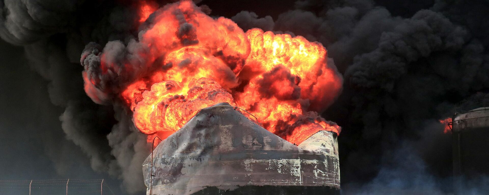 تداعيات قصف الطيران الحربي الإسرائيلي لميناء الحديدة في اليمن - سبوتنيك عربي, 1920, 25.08.2025