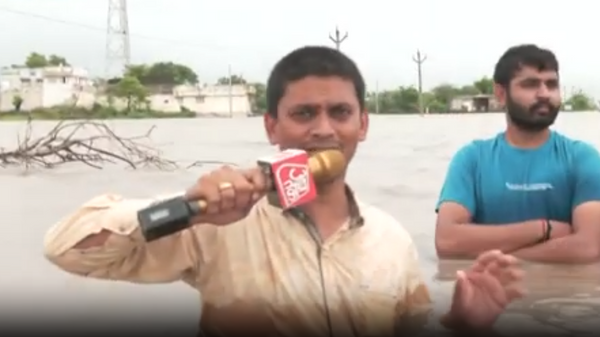 في مشهد غير مألوف.. مراسل هندي يجري مقابلات صحفية وسط الماء... فيديو - سبوتنيك عربي