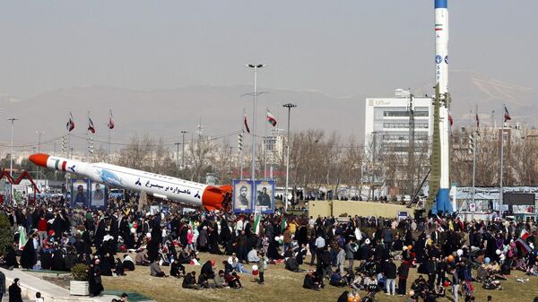 حامل الأقمار الصناعية سيمورج فينيكس الإيراني المكون من مرحلتين، والصاروخ الإيراني الصنع من نوع سفير المصمم لحمل قمر صناعي إلى مداره - سبوتنيك عربي