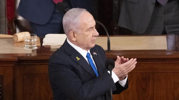 رئيس الوزراء الإسرائيلي بنيامين نتنياهو يصفق وهو يشيد بالجنود الإسرائيليين أثناء خطابه أمام اجتماع مشترك للكونغرس في مبنى الكابيتول الأمريكي في 24 يوليو، 2024 - سبوتنيك عربي