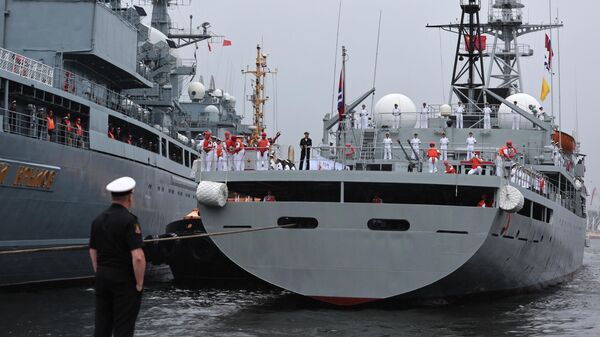 سفن تابعة للبحرية الصينية، المكونة من سفينة الإنزال لونغهوشان وسفينة التدريب تشنغ خه، تصل إلى ميناء فلاديفوستوك في مهمة عمل - سبوتنيك عربي
