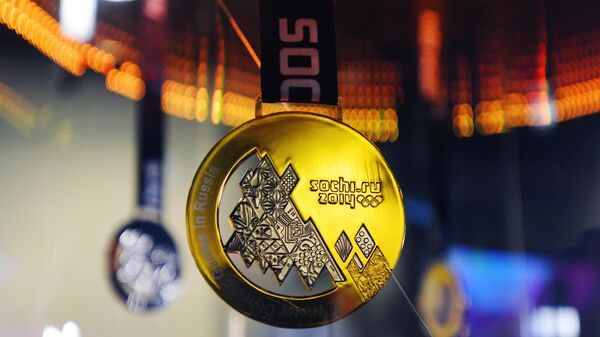الميدالية الذهبية من دورة الألعاب الأولمبية الشتوية في سوتشي 2014 معروضة في الجامعة الأولمبية الروسية الدولية. - سبوتنيك عربي