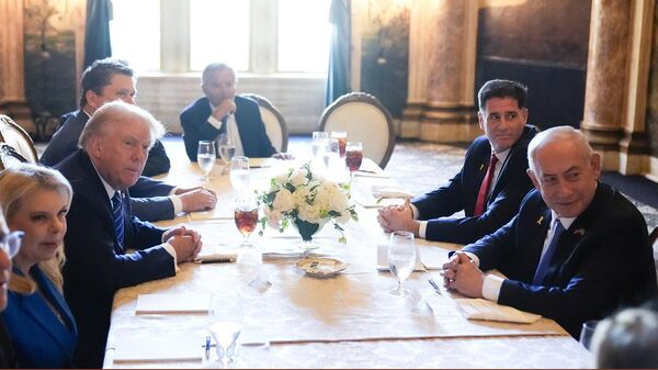 المرشح الرئاسي الأمريكي، دونالد ترامب، يعقد اجتماعا مع رئيس الوزراء الإسرائيلي، بنيامين نتنياهو، في مقر إقامته بولاية فلوريدا الأمريكية، 26 يوليو/ تموز 2024 - سبوتنيك عربي