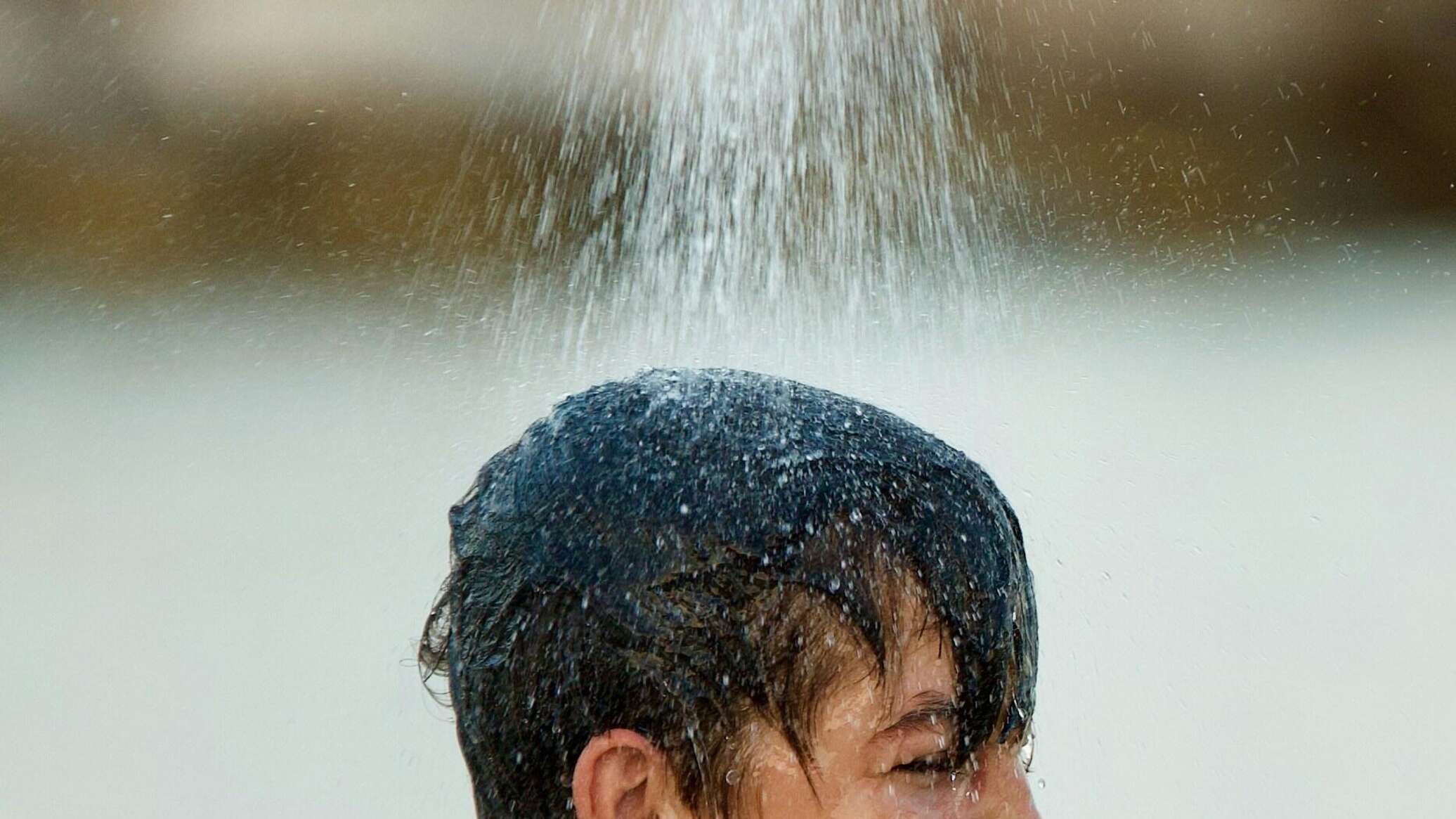 بين الفوائد والمخاطر.. أطباء يكشفون آثار الاستحمام بالماء البارد