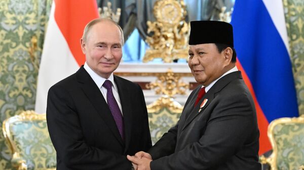 الرئيس الروسي فلاديمير بوتين الرئيس الإندونيسي المنتخب فرابوو سوبيانتو خلال اجتماع في موسكو. - سبوتنيك عربي