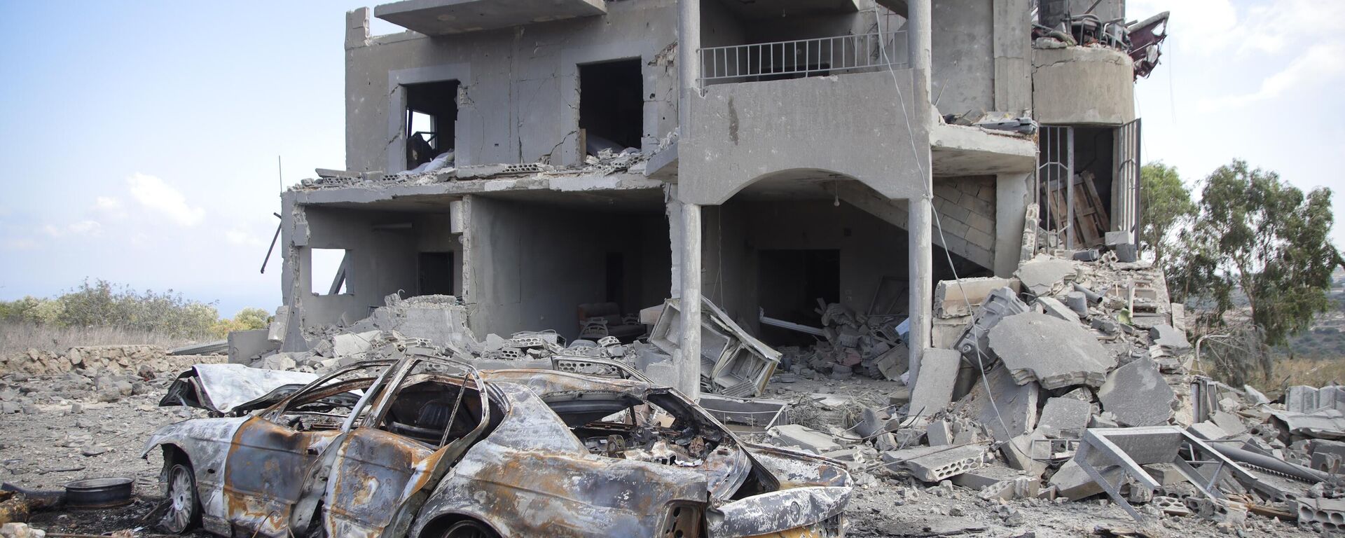 مشاهد لتشييع عائلة سورية قضت بقصف إسرائيلي على بلدة شمع في جنوب لبنان   - سبوتنيك عربي, 1920, 26.01.2025