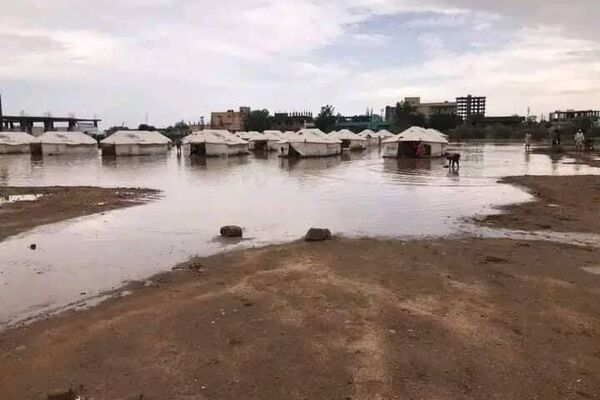 السودان.. السيول والأمطار تضاعف من معاناة النازحين من ويلات الحرب الدائرة بين الدعم السريع والجيش السوداني، منذ ما يقارب العام ونصف العام، في ظل تفاقم كبير في الأوضاع الإنسانية. - سبوتنيك عربي