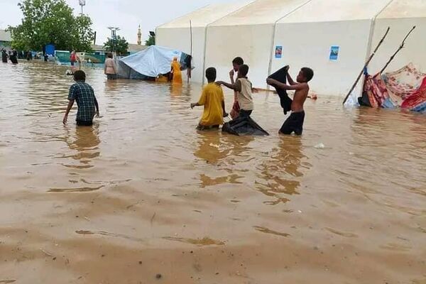 السودان..السيول والأمطار تضاعف من معاناة الفارين من ويلات الحرب الدائرة منذ ما يقارب عام ونصف بين الدعم السريع والجيش السوداني في ظل تفاقم كبير في الأوضاع الإنسانية  - سبوتنيك عربي