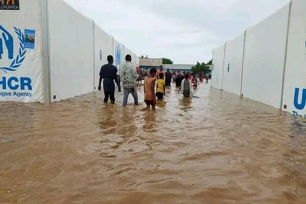 السودان..السيول والأمطار تضاعف من معاناة الفارين من ويلات الحرب الدائرة منذ ما يقارب عام ونصف بين الدعم السريع والجيش السوداني في ظل تفاقم كبير في الأوضاع الإنسانية  - سبوتنيك عربي