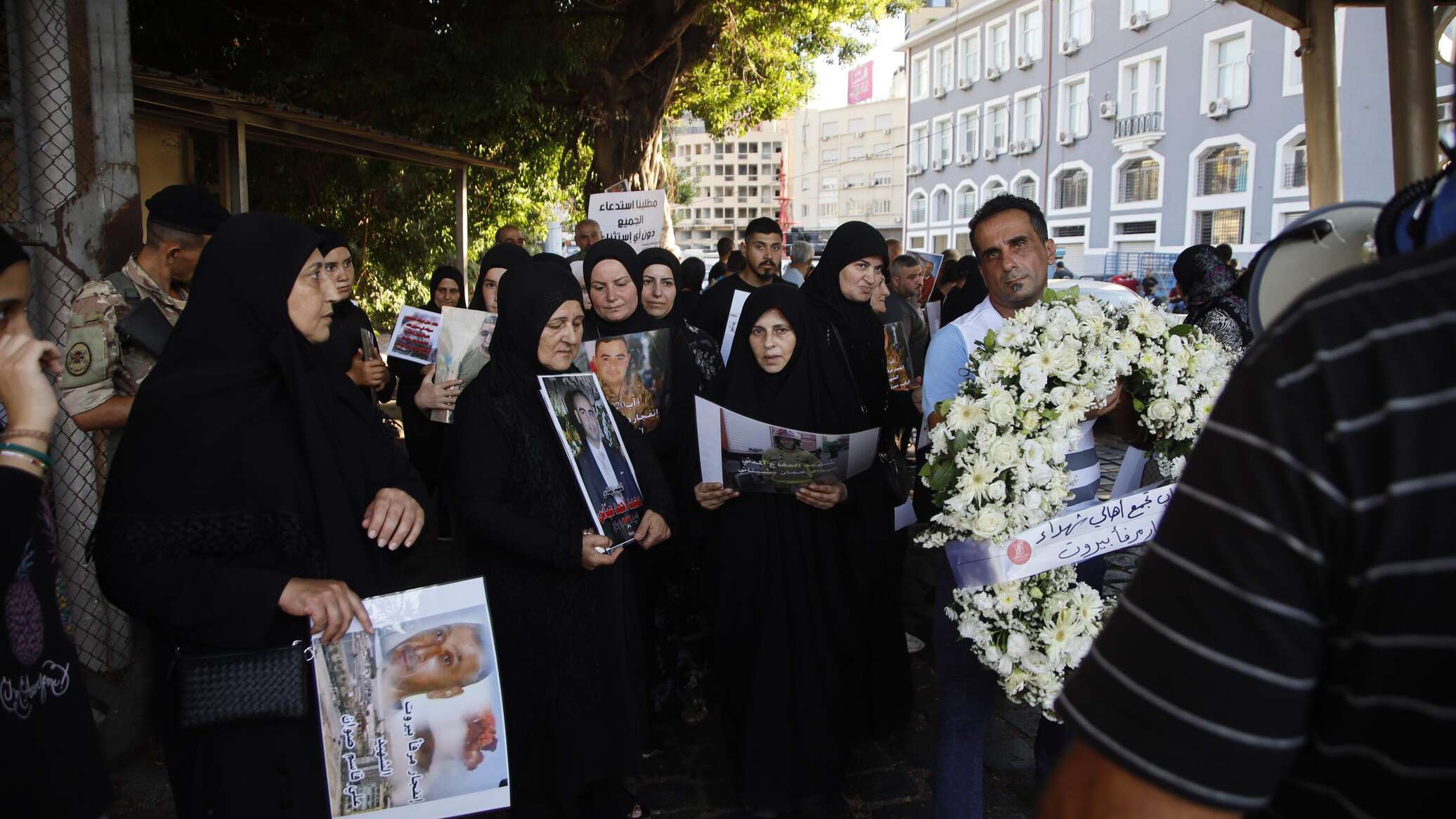 إحياء الذكرى الرابعة لانفجار مرفأ بيروت وسط انقسام حاد حول دعم القاضي بيطار وتنحيته