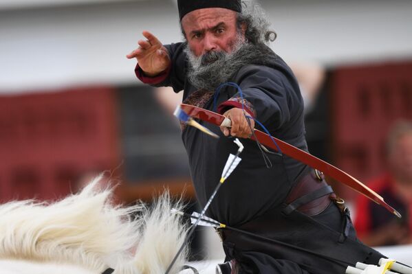 الفارس علي غورشاني من إيران، خلال مشاركته في مسابقة "الفروسية والرماية" الدولية، في مجمع "في دي إن خا"، في موسكو. - سبوتنيك عربي