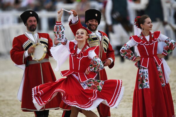 فرقة "قوزاق" تؤدي رقصة استعراضية خلال حفل افتتاح مسابقة "الفروسية والرماية" الدولية، في مجمع "في دي إن خا"، في موسكو. - سبوتنيك عربي