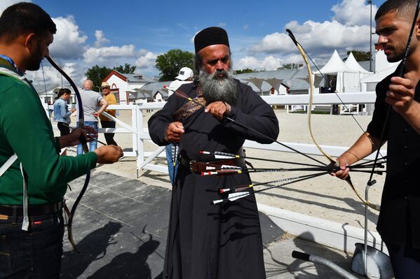 الفارس الإيراني علي غورشاني يتفقد سهامه قبل المشاركة في مسابقة "الفروسية والرماية" الدولية، في مجمع "في دي إن خا"، في موسكو. - سبوتنيك عربي