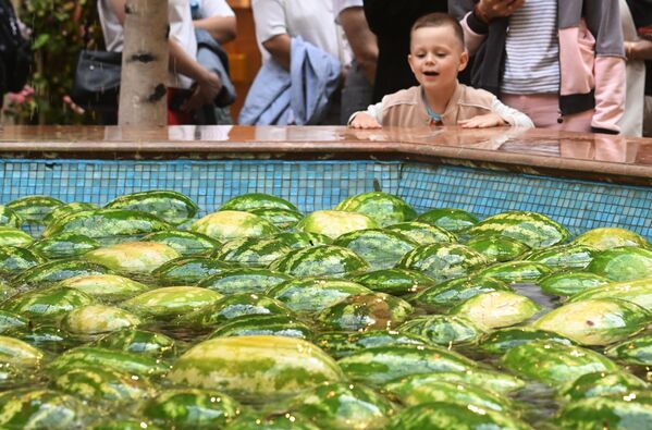 صورة لطفل أمام &quot;نافورة البطيخ&quot;، في مجمع &quot;غوم&quot; في الساحة الحمراء. - سبوتنيك عربي