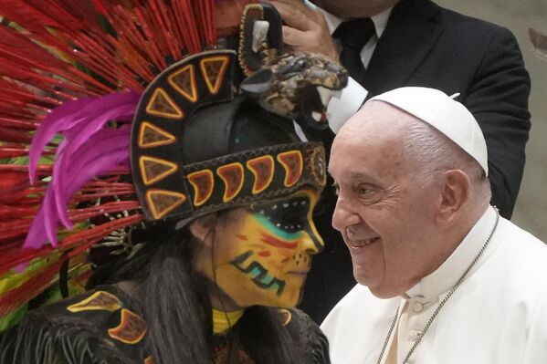 صورة لمجموعة من المؤمنين المكسيكيين يرتدون الأزياء التقليدية أثناء لقائهم بالبابا فرانسيس خلال اللقاء العام الأسبوعي، في قاعة بولس السادس، في الفاتيكان. - سبوتنيك عربي