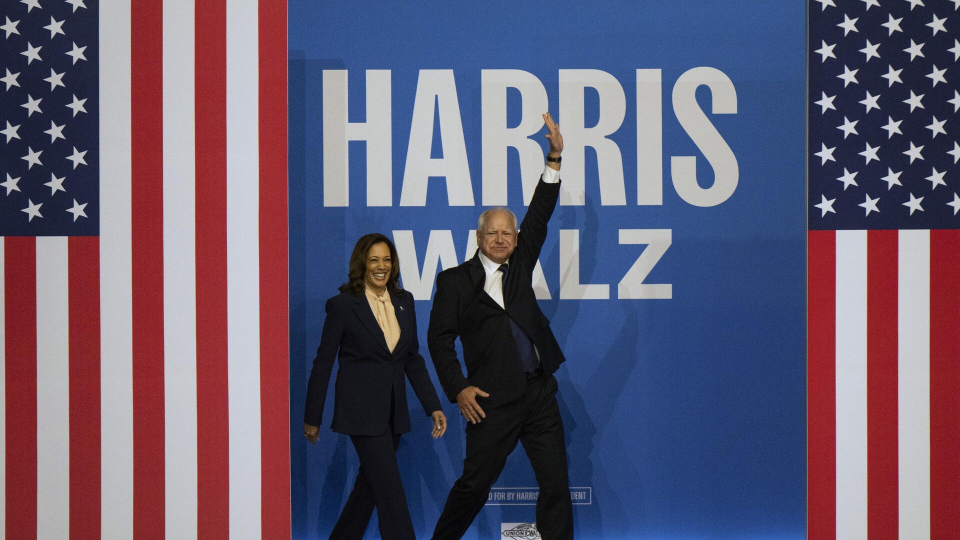Кандидат в президенты от Демократической партии вице-президент Камала Харрис и ее напарник губернатор Миннесоты Тим Уолц прибывают на предвыборный митинг в Филадельфии, США - سبوتنيك عربي, 1920, 27.08.2024