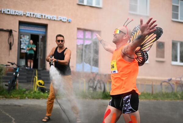 "الفراشة الهاربة"... صورة لأحد المشاركين في الماراثون السيبيري الدولي، والذي يقام كجزء من الاحتفال بيوم مدينة أومسك، روسيا. - سبوتنيك عربي