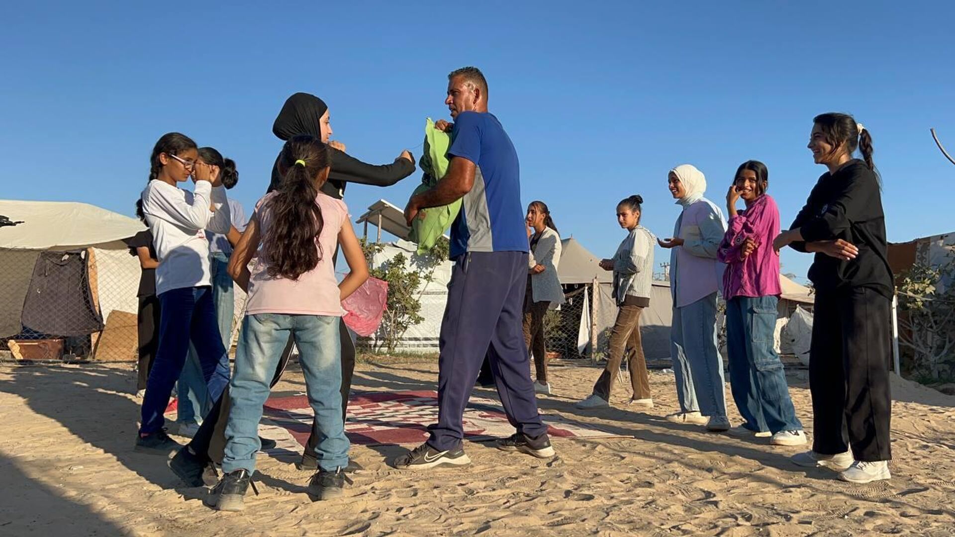 نازحات يواجهن الحرب بتدريبات على الملاكمة بين خيام النازحين في خان يونس جنوب القطاع - سبوتنيك عربي, 1920, 09.08.2024