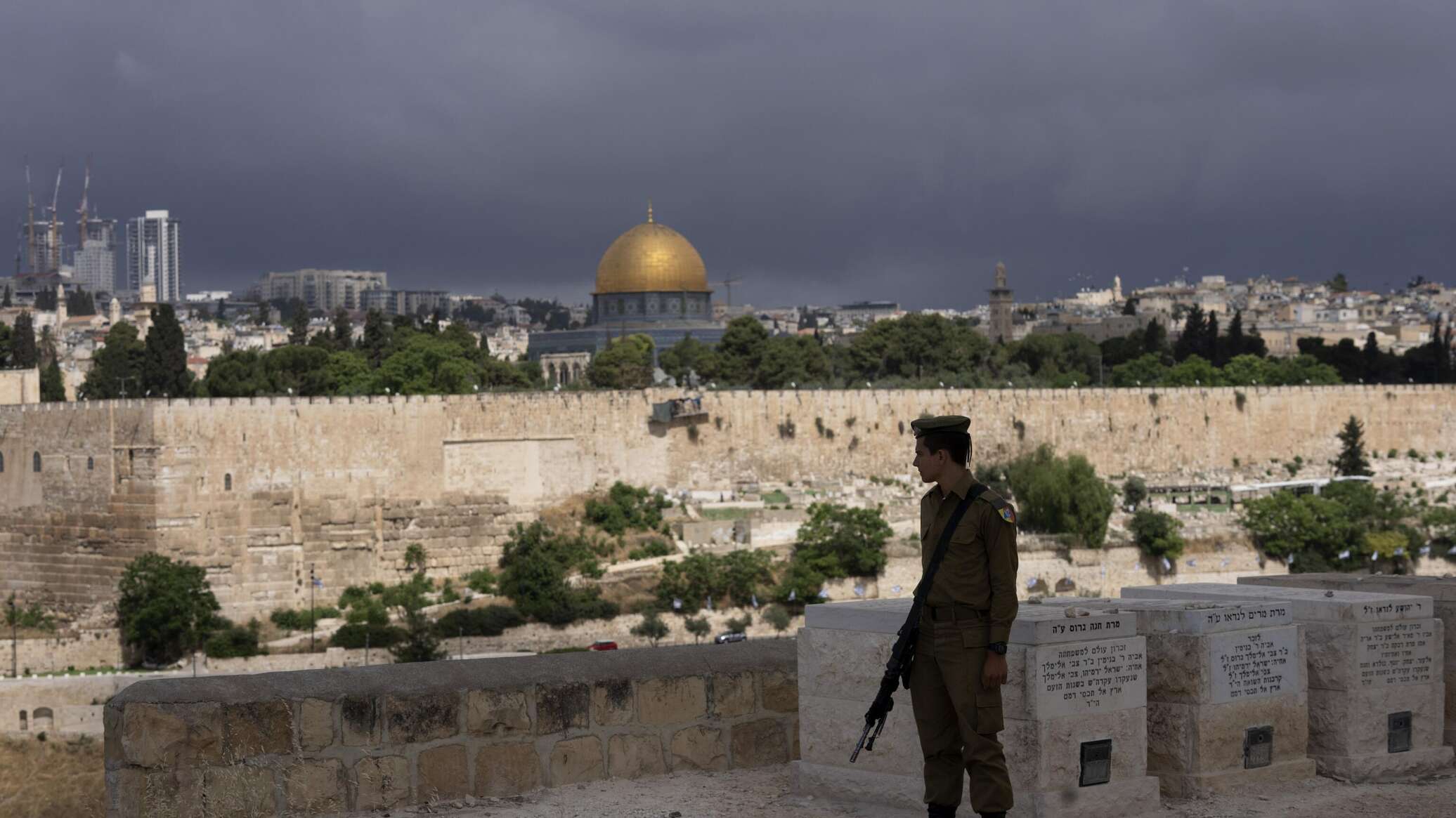 الرئاسة الفلسطينية تحذر من تداعيات الاستفزازات الخطيرة لاقتحامات الإسرائيليين للمسجد الأقصى