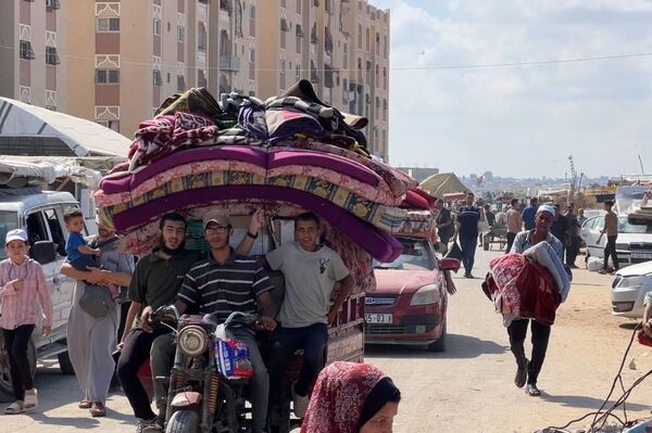 صورة لنزوح العائلات الفلسطينية نتيجة القصف الإسرائيلي على قطاع غزة - سبوتنيك عربي