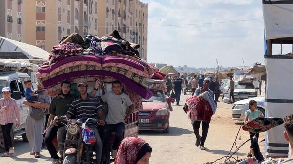 صورة لنزوح العائلات الفلسطينية نتيجة القصف الإسرائيلي على قطاع غزة - سبوتنيك عربي