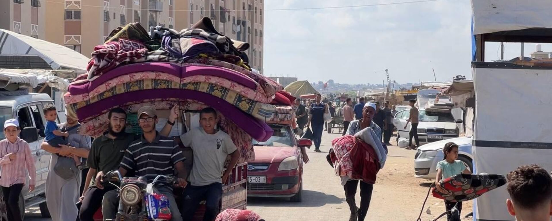 صورة لنزوح العائلات الفلسطينية نتيجة القصف الإسرائيلي على قطاع غزة - سبوتنيك عربي, 1920, 27.08.2024