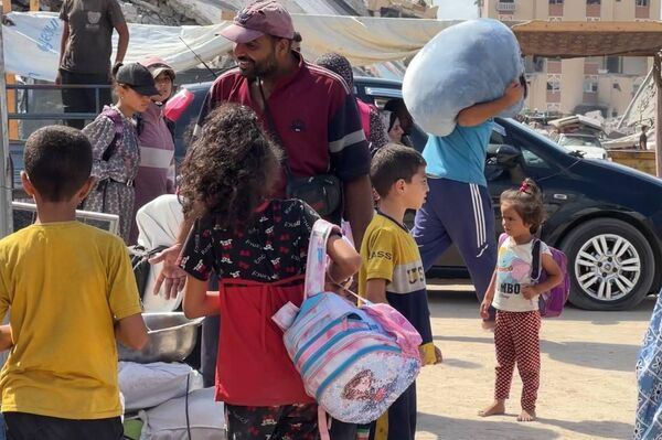 صورة لنزوح العائلات الفلسطينية نتيجة القصف الإسرائيلي على قطاع غزة - سبوتنيك عربي