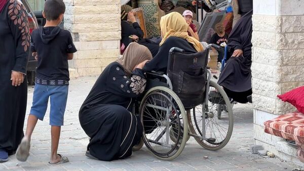 صورة لنزوح العائلات الفلسطينية نتيجة القصف الإسرائيلي على قطاع غزة - سبوتنيك عربي