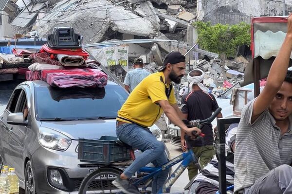 صورة لنزوح العائلات الفلسطينية نتيجة القصف الإسرائيلي على قطاع غزة - سبوتنيك عربي