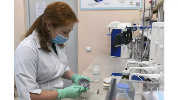 أولغا بوراتشيفسكايا مهندسة الأبحاث في مختبر الأبحاث الدولي للمواد النانوية الوظيفية  في الجامعة الفيدرالية الجنوبية - سبوتنيك عربي