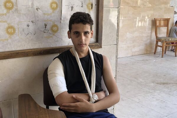 صورة لأحد الناجين من مجزرة مدرسة &quot;التابعين&quot; الشرعية في حي &quot;الدرج&quot; في مدينة غزة، التي قصفها الجيش الإسرائيلي - سبوتنيك عربي