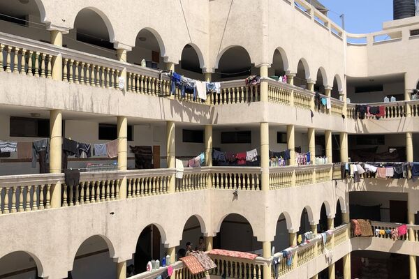 صورة للناجين من مجزرة مدرسة &quot;التابعين&quot; الشرعية في حي &quot;الدرج&quot; بمدينة غزة، التي قصفها الجيش الإسرائيلي - سبوتنيك عربي